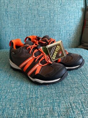 NWT Clarks Boys WIDE 3W Youth Leather GORE-TEX Trail Sneakers Taupe Orange